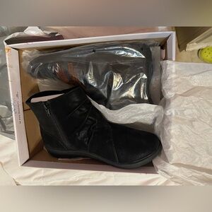 Clarks Cloudsteppers Black Ankle Boots with Loop and Zipper